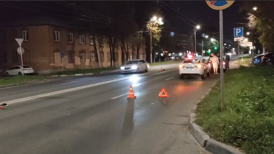 Легковушка насмерть задавила лежащего на дороге мужчину в Нижнем Новгороде - фото 1