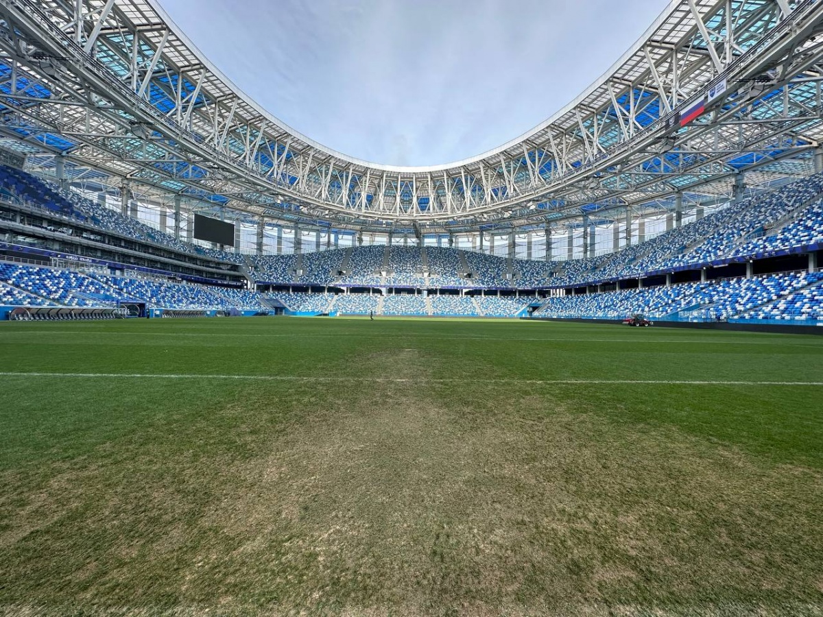 Поле на нижегородском стадионе восстанавливают после драки болельщиков - фото 2