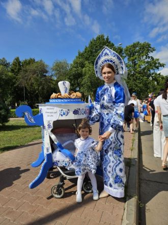 Яркий парад детских колясок прошел в Автозаводском парке 19 августа - фото 4