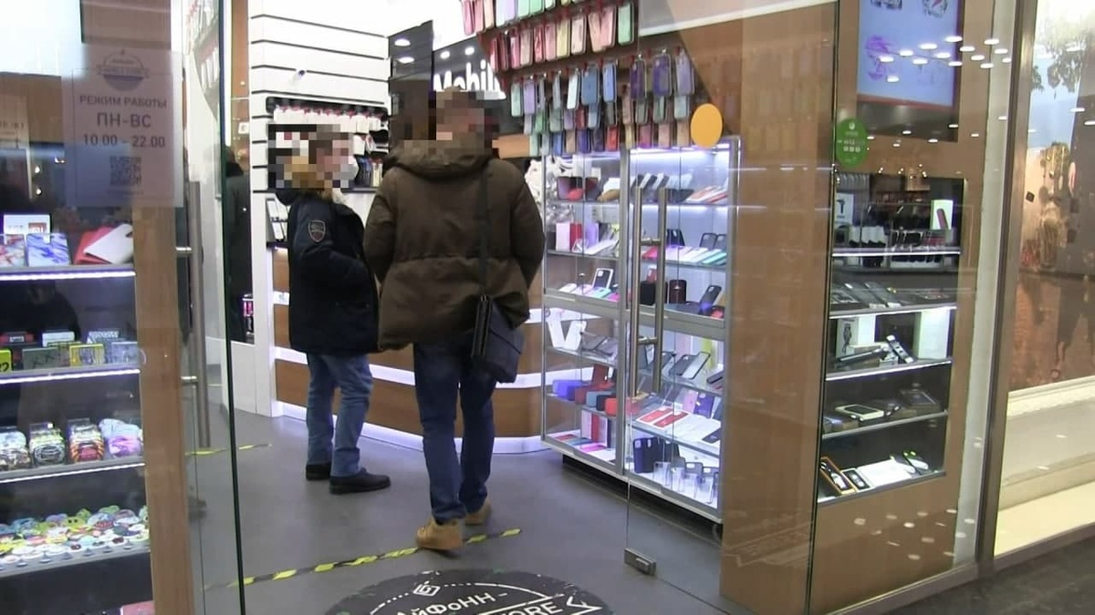 Почти 800 штук поддельных аксессуаров для телефонов изъяли из магазина в Нижнем Новгороде - фото 1