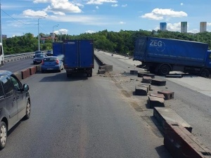 В считанных сантиметрах от падения в реку: на Мызинском мосту случилась авария с фургоном