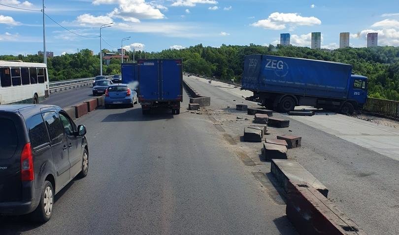 В считанных сантиметрах от падения в реку: на Мызинском мосту случилась авария с фургоном - фото 1