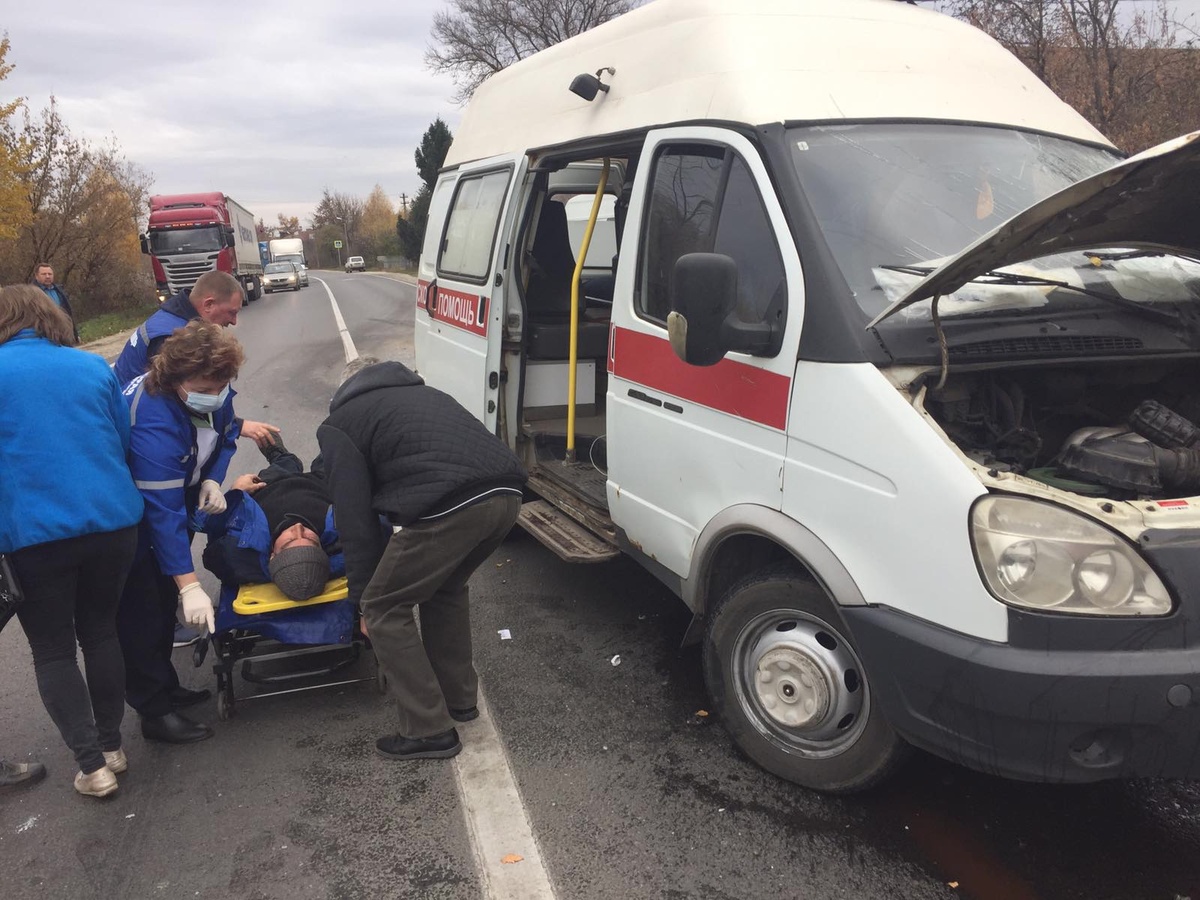 Фельдшер и водитель скорой помощи пострадали в ДТП на Бору - фото 1
