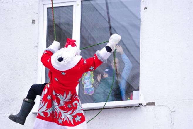 Деды Морозы на тросах поздравили пациентов нижегородской детской больницы - фото 3