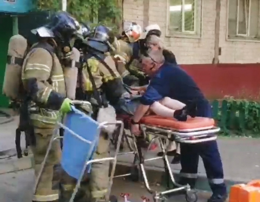 Двух мужчин вынесли на руках из горящего дома в Нижнем Новгороде - фото 1