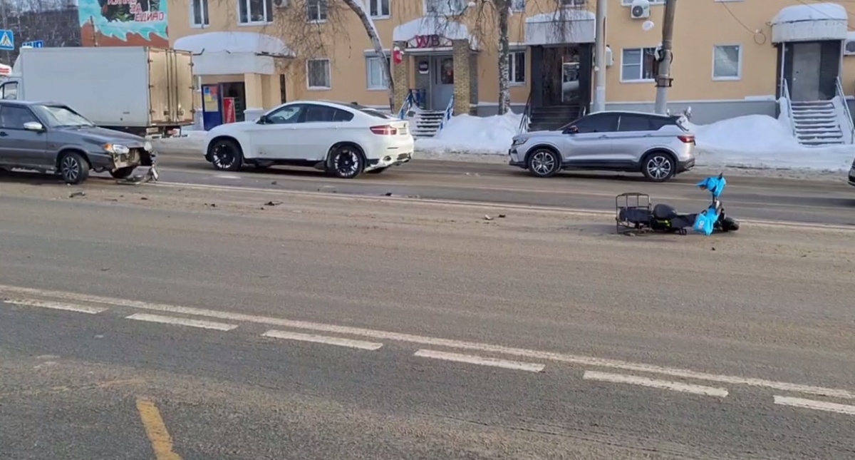 Курьер на велосипеде попал под колеса легковушки в Нижнем Новгороде - фото 1