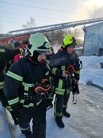 Почти 70 человек задействованы в тушении пожара в бывшем мясном комбинате в Нижнем Новгороде - фото 5