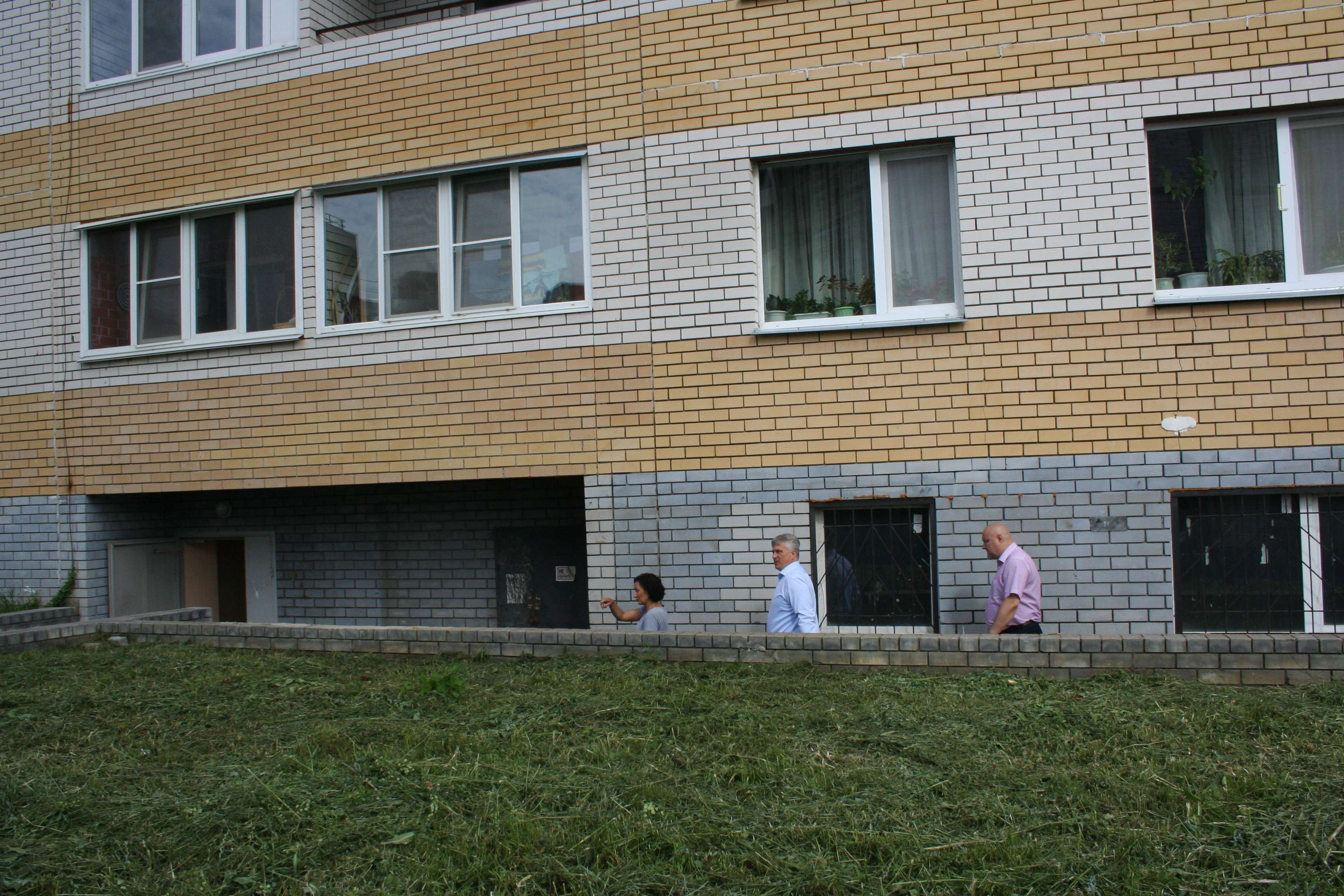 На улице Вятской завершено укрепление фундамента жилого дома - фото 1