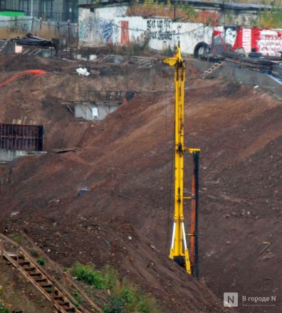 Сорванные сроки и тонна грязи: фоторепортаж со стройки террасного парка в Почаинском овраге - фото 24