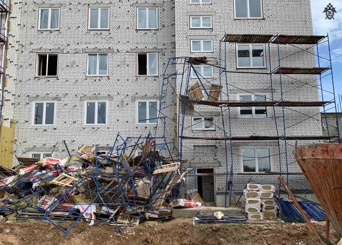 По факту падения рабочих со строительных лесов на нижегородском общежитии возбудили уголовное дело - фото 1