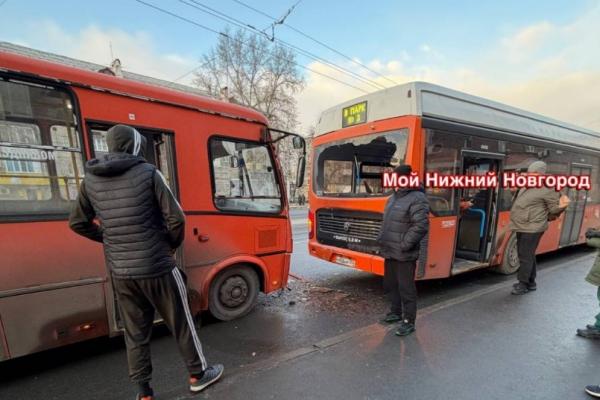 Два автобуса столкнулись на остановке в Нижнем Новгороде