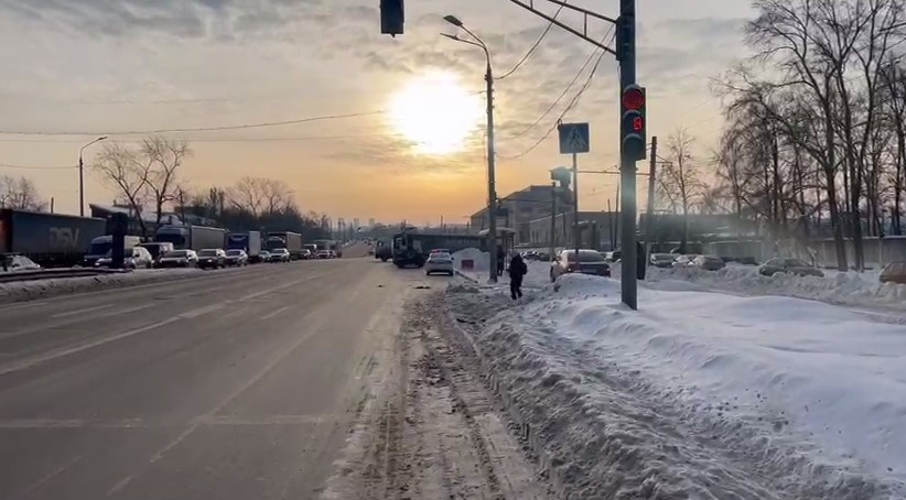 Мужчину сбил автомобиль на остановке &laquo;Нахимова&raquo; в Нижнем Новгороде - фото 1