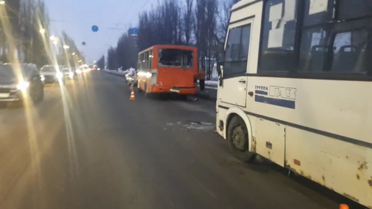 Четыре пассажира получили травмы в столкновении двух ПАЗиков в Сормове - фото 1