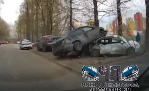 Иномарка влетела в припаркованные машины в Советском районе - фото 1