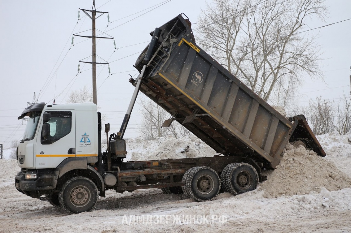 Рекордные 42 тысячи кубометров снега вывезли из Дзержинска за неделю - фото 1