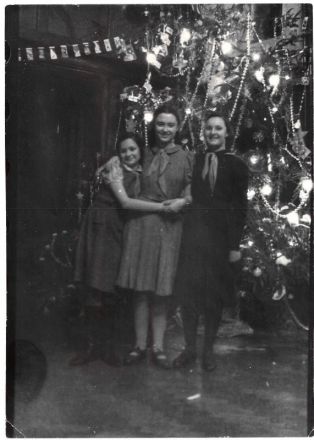 Пешковы Марфа и Дарья, внучки М. Горького, с подругой у елки / госкаталог.рф От XIX века до советских времен: как раньше отмечали Новый год в Нижнем Новгороде — фото - фото 12