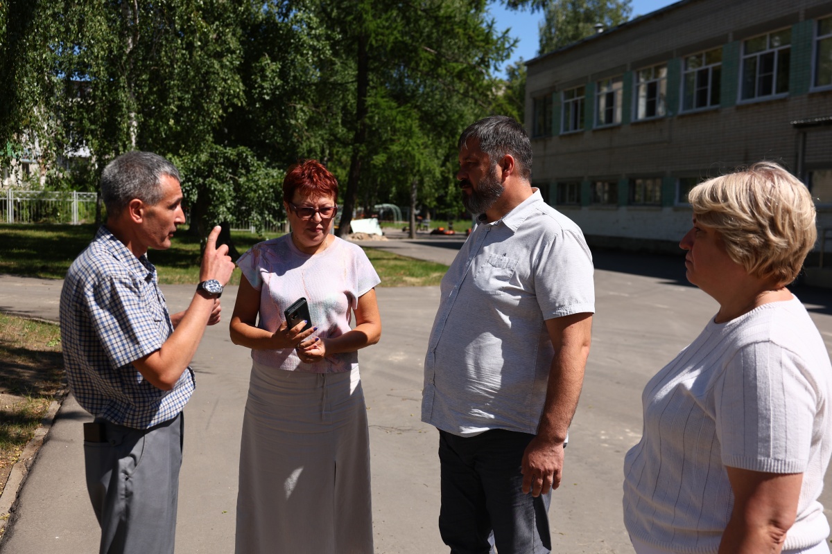 Мэр Дзержинска проверил благоустройство у школы № 30 - фото 1