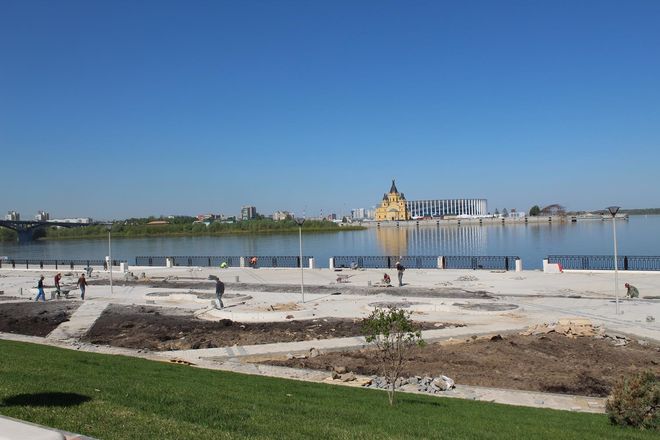 За синим забором: реконструкция Нижне-Волжской набережной близится к завершению (ФОТО) - фото 31