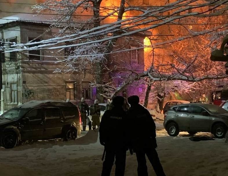 Дом загорелся на Большой Покровской в Нижнем Новгороде - фото 1