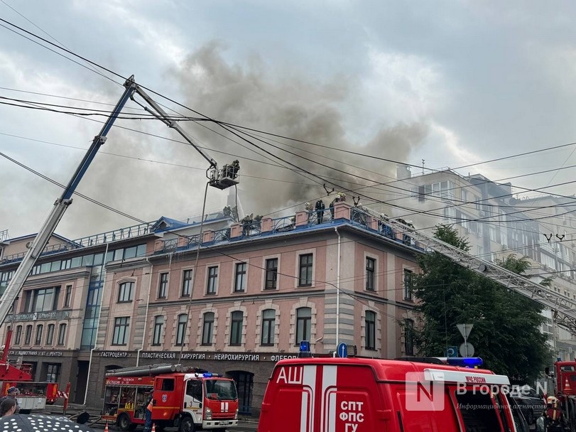 Опубликованы фото с места мощного пожара на Большой Покровской - фото 1