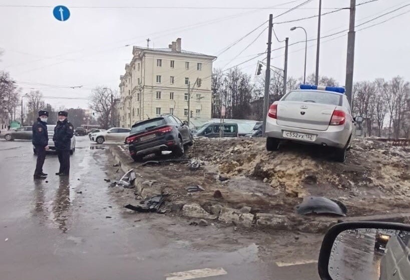 Машина Росгвардии и иномарка столкнулись на площади Лядова - фото 1