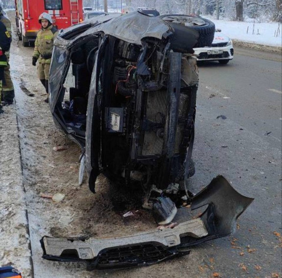 Легковой автомобиль перевернулся на дороге в Нижнем Новгороде