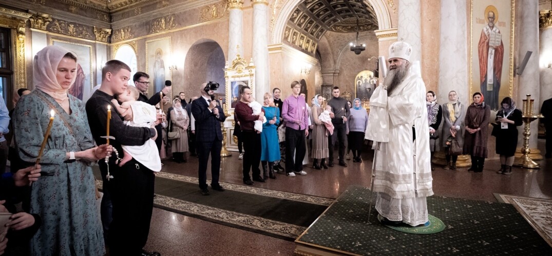 Митрополит Георгий крестил шестерых младенцев в нижегородском соборе  - фото 1