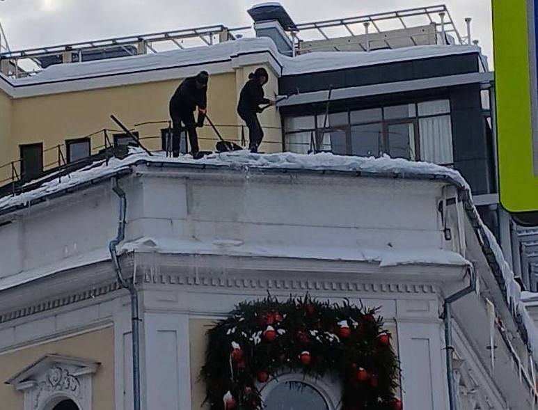 Опасная уборка снега в центре Нижнего Новгорода заинтересовала инспекцию труда - фото 1