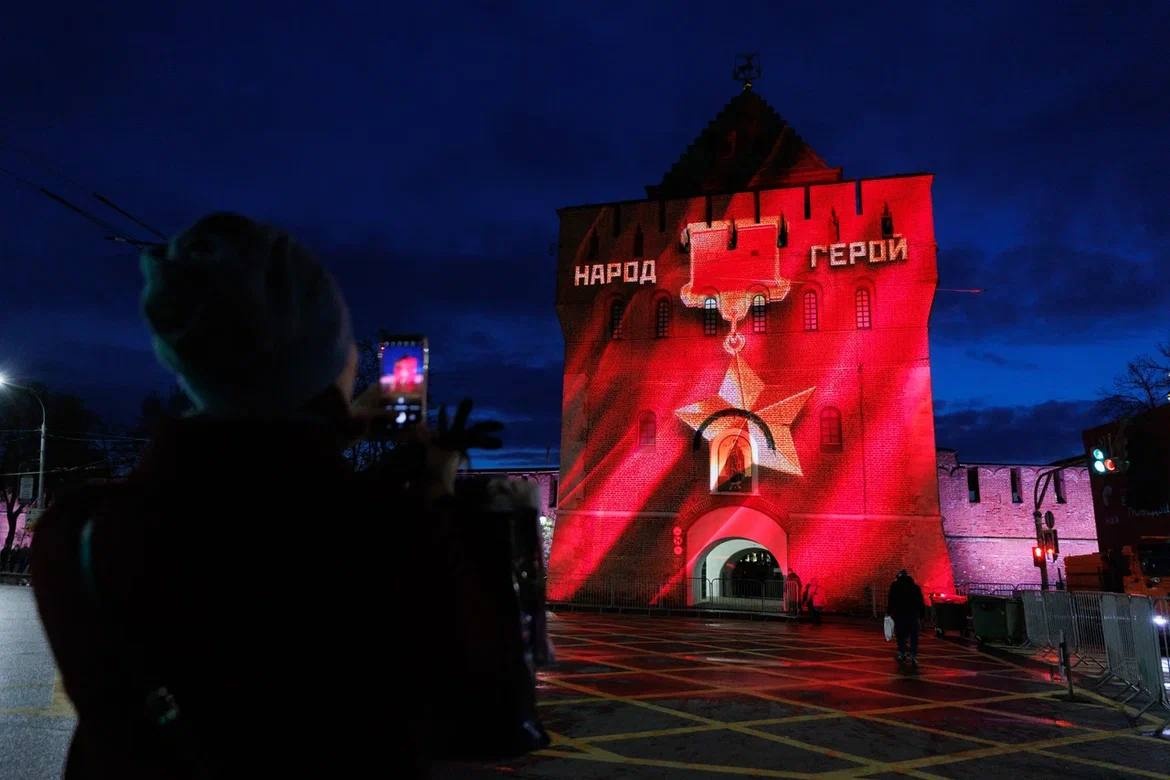 Световое шоу ко Дню Победы появилось на башне Нижегородского кремля - фото 1