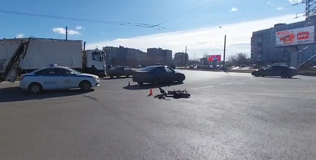 Иномарка сбила мужчину на электровелосипеде в Нижнем Новгороде - фото 1