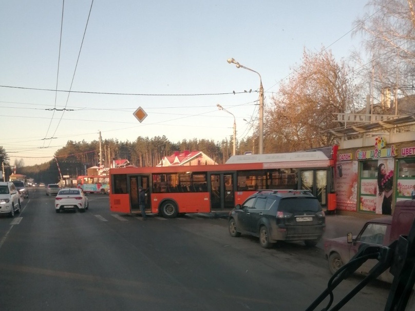 Установлена причина гибели женщины-водителя под колесами автобуса на Дубравной - фото 1
