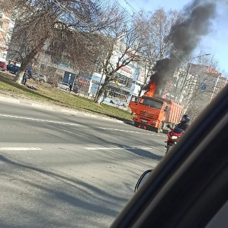 КамАЗ загорелся на проспекте Гагарина в Нижнем Новгороде - фото 1