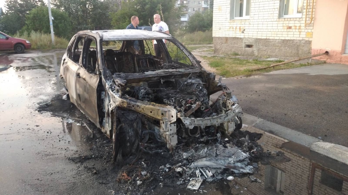 Автомобиль с пиротехникой загорелся и устроил салют на Бору - фото 1