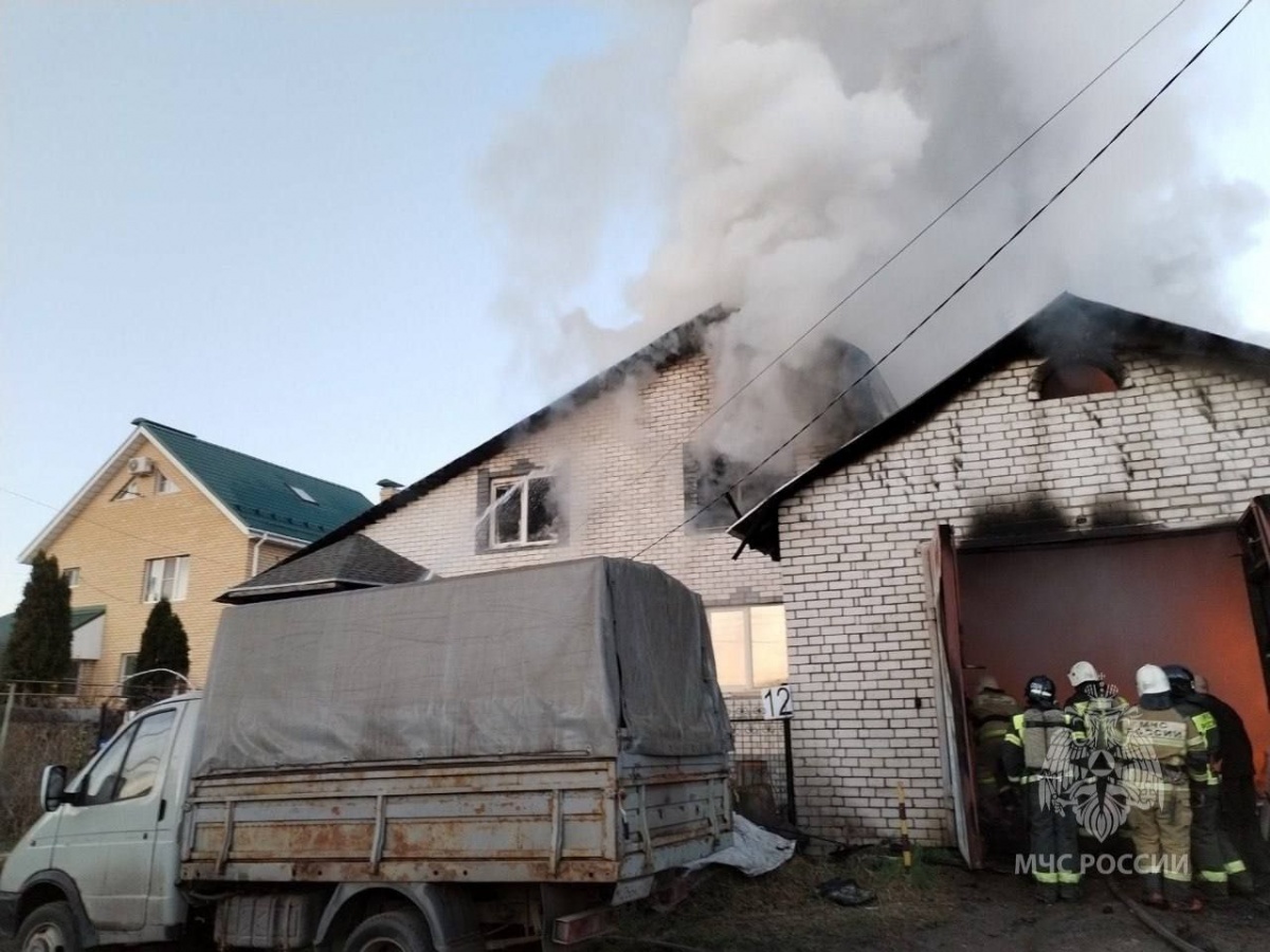 Трое взрослых и ребенок эвакуировались из горящего дома в Автозаводском районе - фото 1