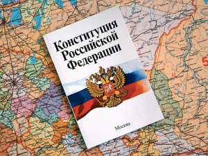 Конституцию в России будут переписывать пианист, спортсменка и актер
