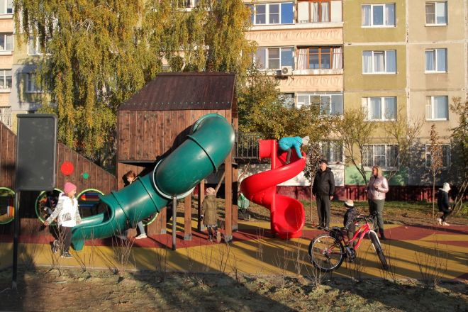 Детская площадка и арт-объект появились на улице Школьной в Автозаводском районе - фото 1